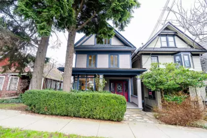 Swimming Pool Photo of 967 W 8th Avenue, Vancouver, BC