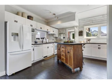 Kitchen Island Photo of 5690 Riverside Street, Abbotsford, BC