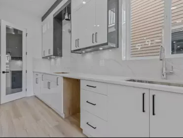 Walk-In Closet Photo of 32735 Marshall Road, Abbotsford, BC