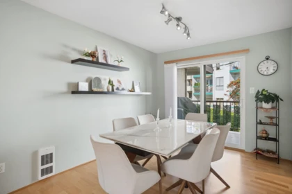 Kitchen Photo of 4 220 W 16th Street, North Vancouver, BC
