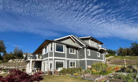 Family Room Photo of 605 Woodland Avenue, Gibsons, BC