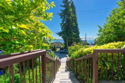 Entry Foyer Photo of 3341 Marine Drive, West Vancouver, BC