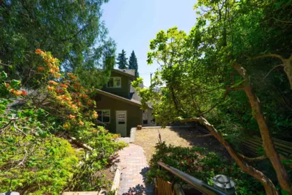 Garden / Landscaping Photo of 3341 Marine Drive, West Vancouver, BC