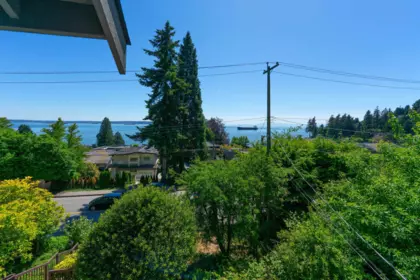 Mudroom Photo of 3341 Marine Drive, West Vancouver, BC