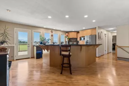 Kitchen Island Photo of 45199 Stevenson Road, Chilliwack, BC