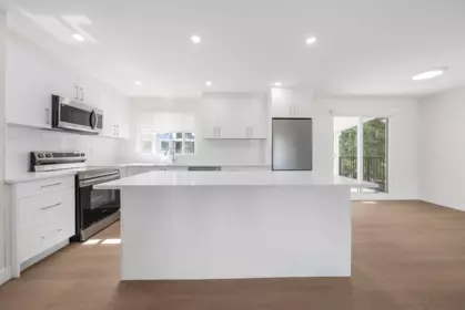 Kitchen Island Photo of 32114 Mouat Drive, Abbotsford, BC