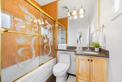 Entry Foyer Photo of 213 W 28th Street, North Vancouver, BC