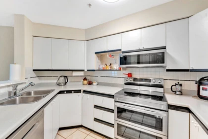 Kitchen Island Photo of 203 2401 Hawthorne Avenue, Port Coquitlam, BC