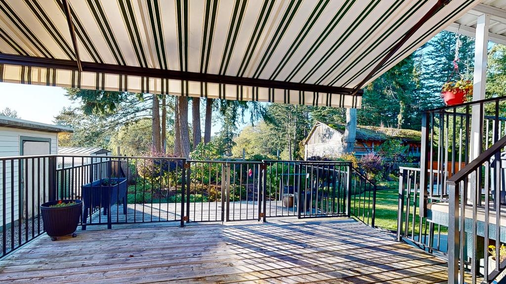 Entry Foyer Photo of 5619 Curtis Place, Sechelt, BC