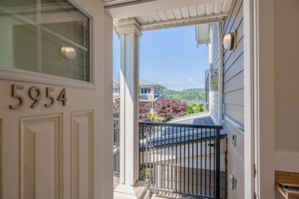 5954 Beachgate Lane, Sechelt, BC, Sechelt — Townhouse for sale