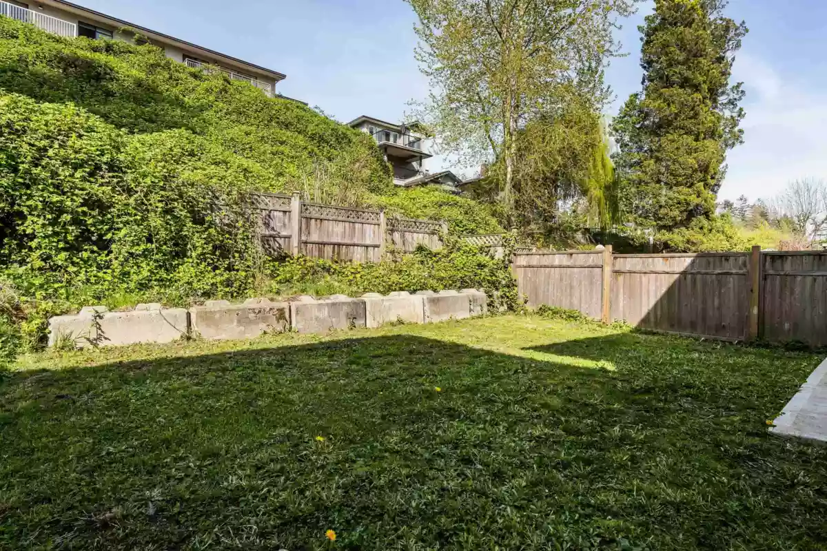 Garden / Landscaping Photo of 32927 3rd Avenue, Mission, BC