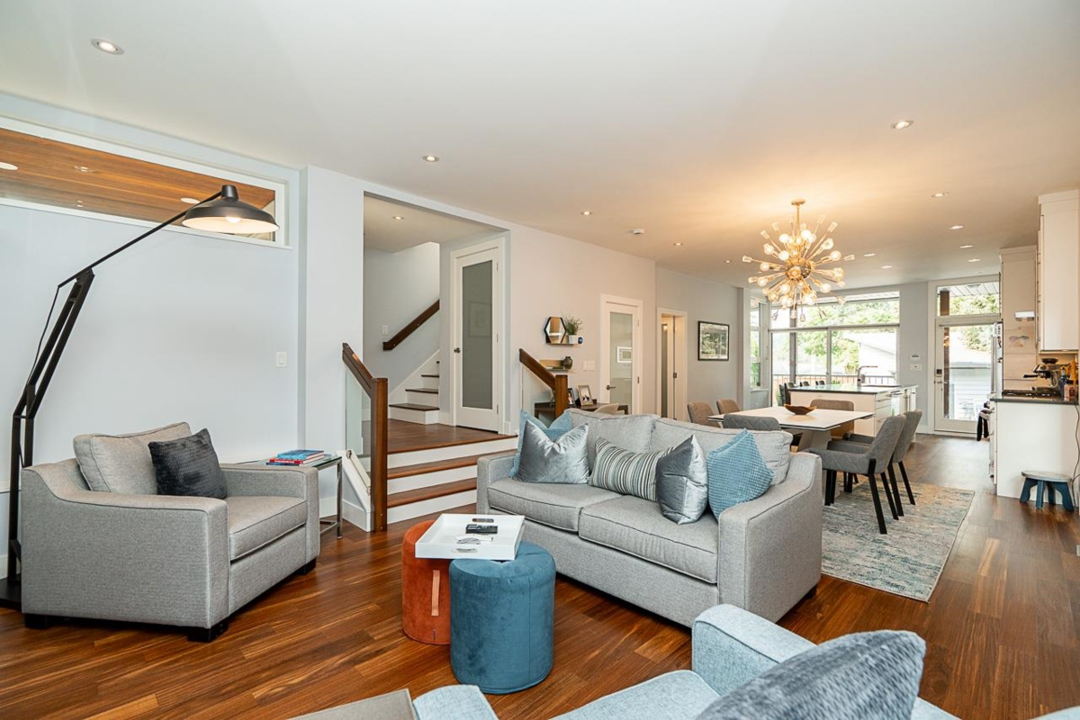Kitchen Island Photo of 2007 Larson Road, North Vancouver, BC