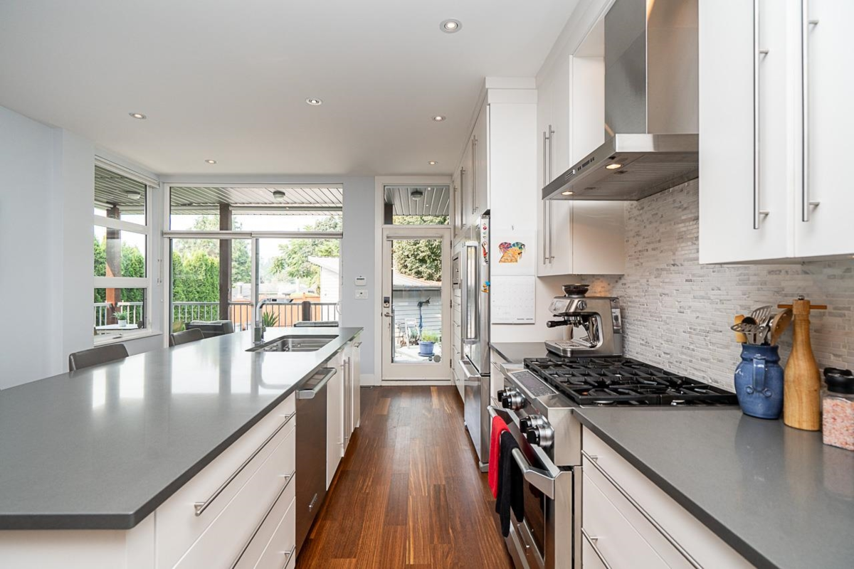 Walk-In Closet Photo of 2007 Larson Road, North Vancouver, BC