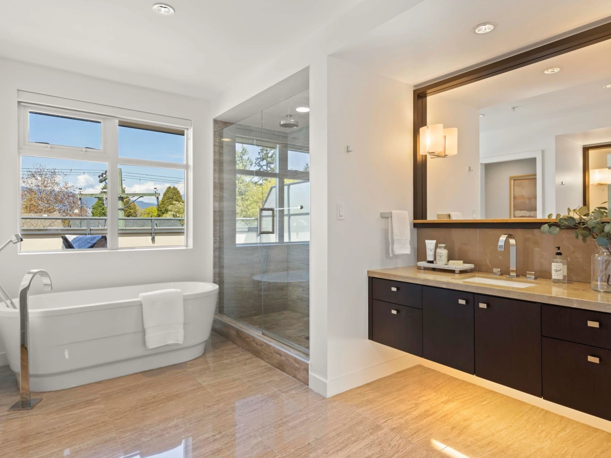 Hot Tub / Spa Photo of 215 1961 Collingwood Street, Vancouver, BC