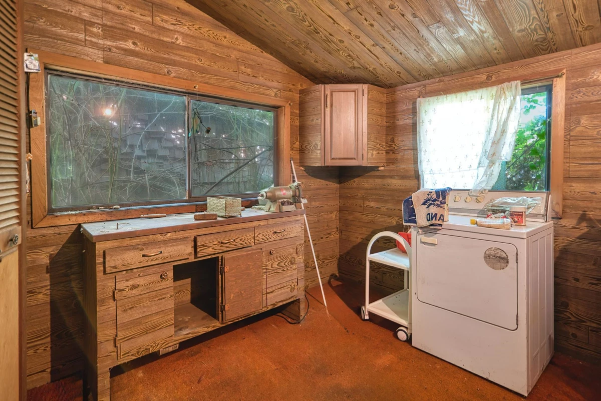 Walk-In Closet Photo of 4606 Gerrans Bay Road, Madeira Park, BC