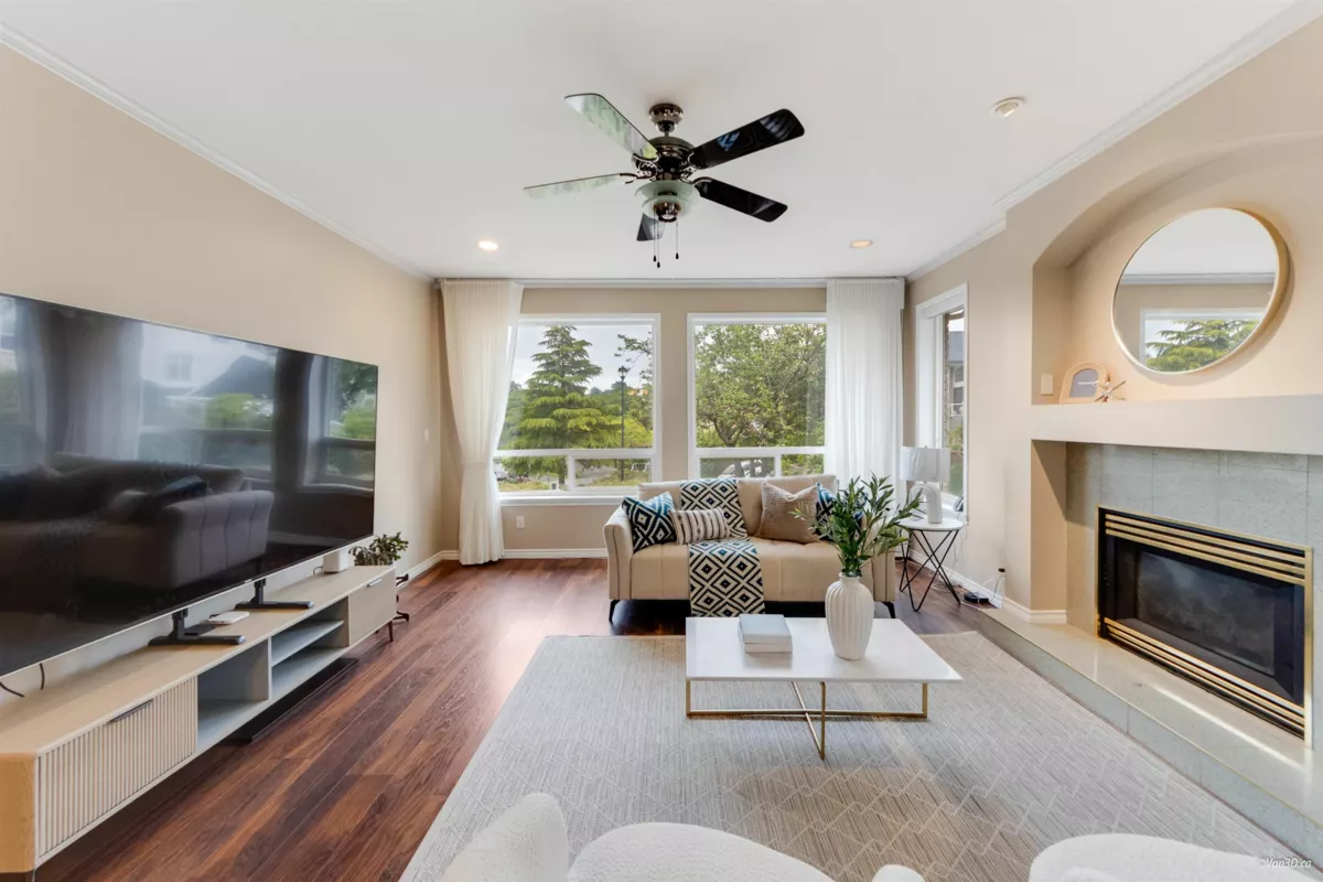 Kitchen Island Photo of 15929 113a Avenue, Surrey, BC