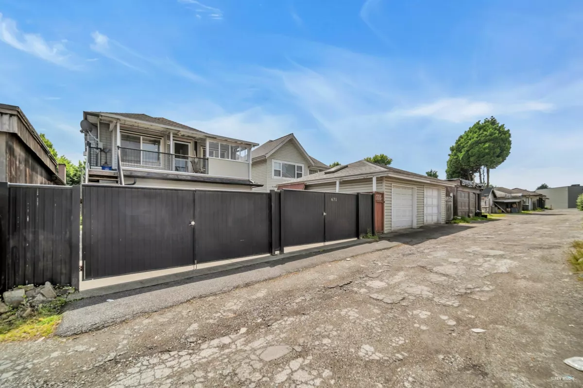 Entry Foyer Photo of 669 W 71st Avenue, Vancouver, BC