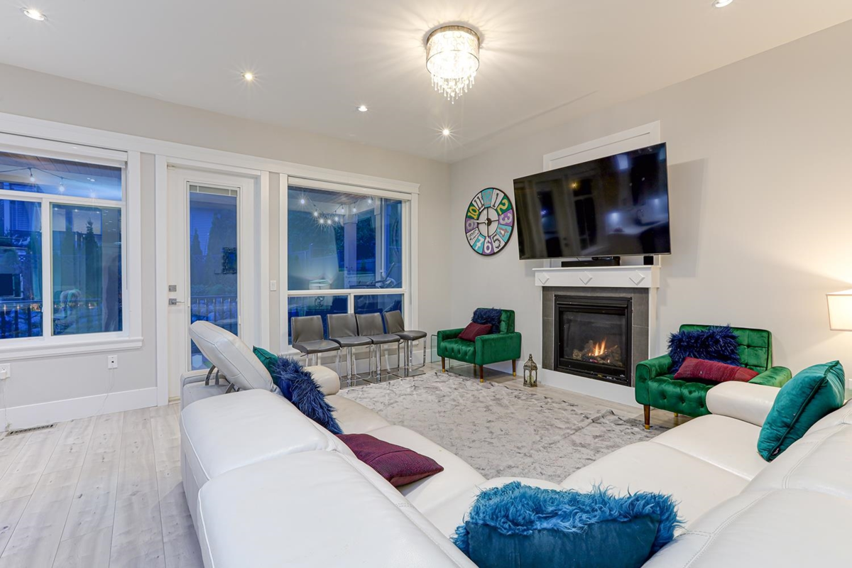 Kitchen Island Photo of 3399 Derbyshire Avenue, Coquitlam, BC