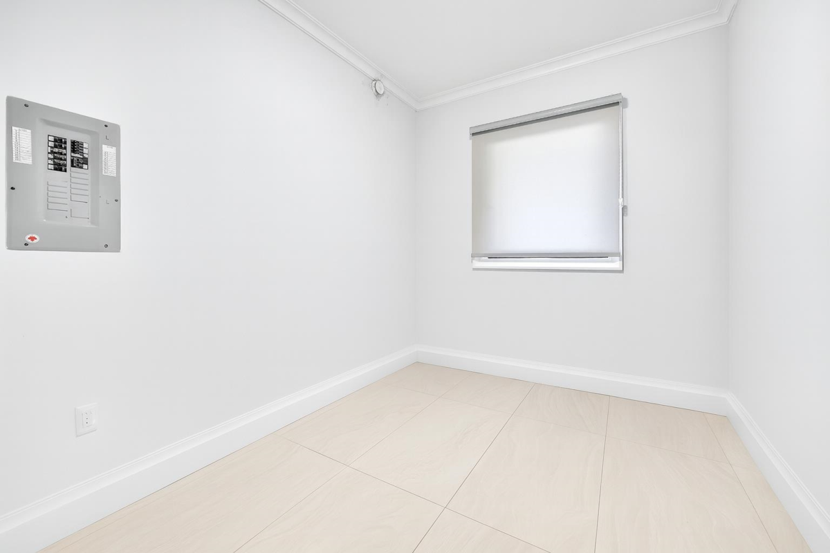 Entry Foyer Photo of 6031 Woodwards Road, Richmond, BC