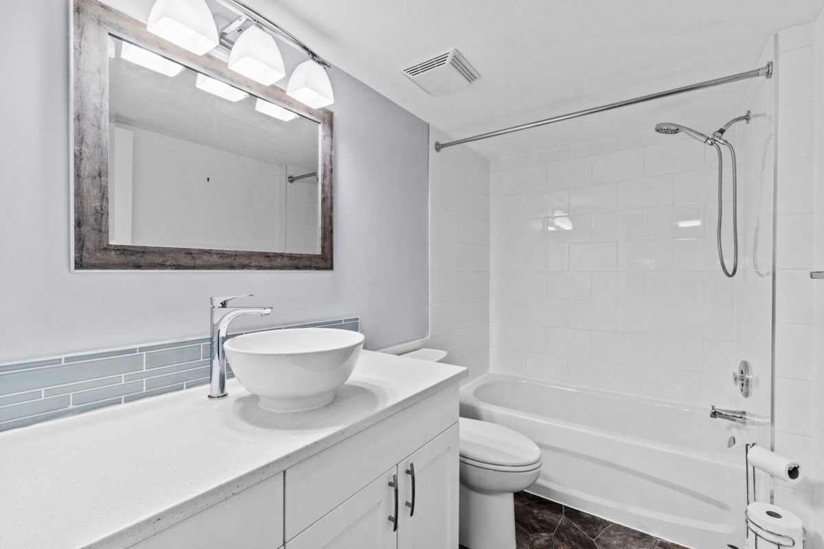 Hallway Photo of 220 2750 Fairlane Street, Abbotsford, BC