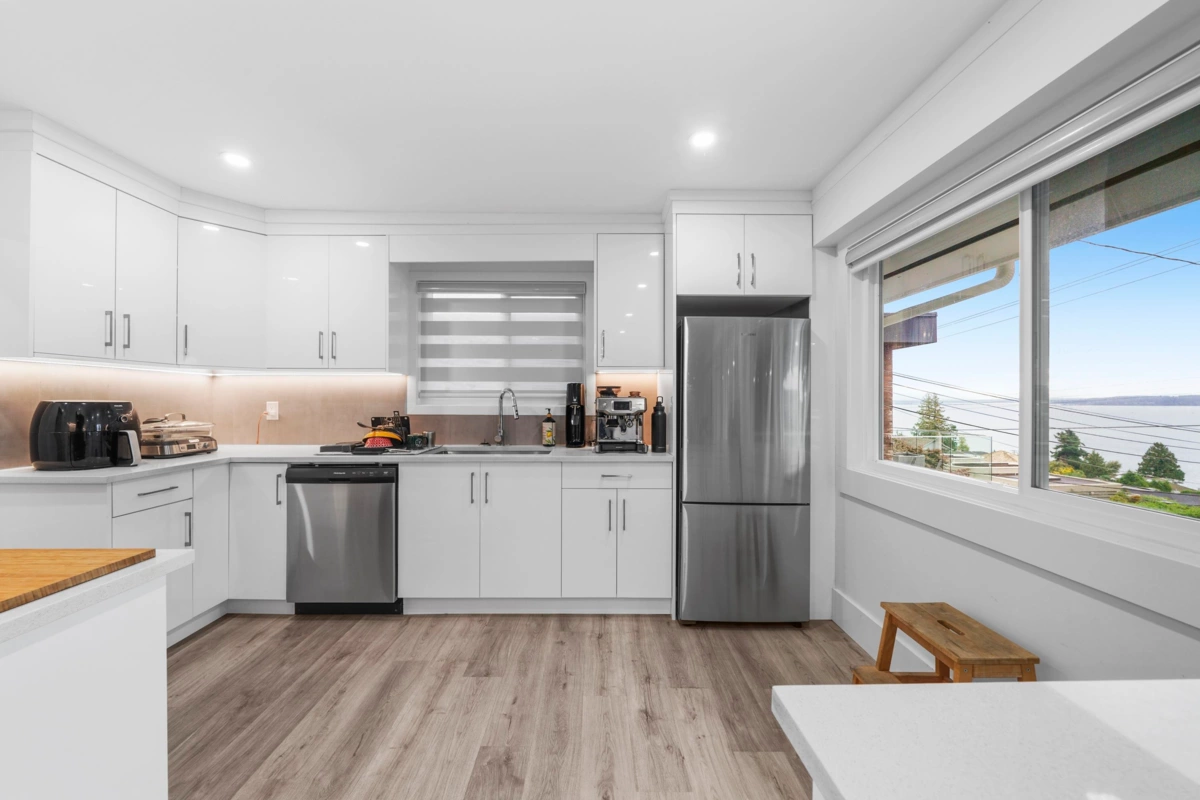 Basement Recreation Room Photo of 13179 Marine Drive, Surrey, BC