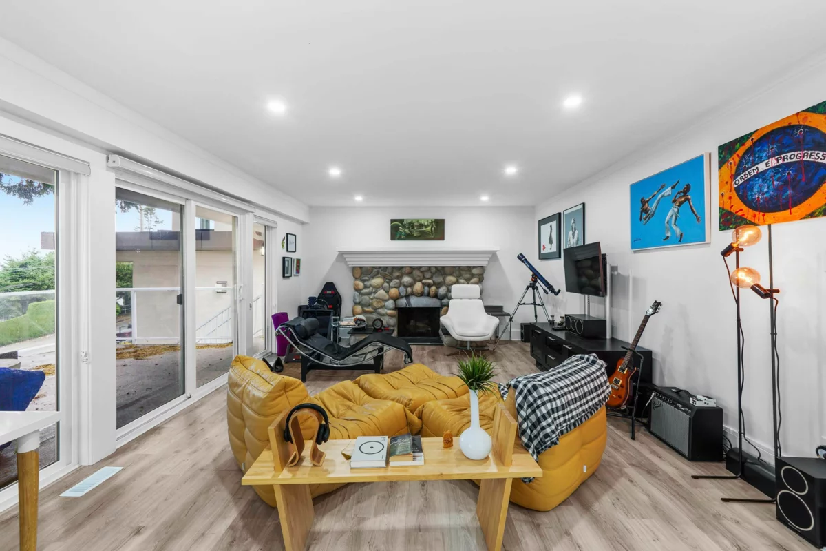 Breakfast Nook Photo of 13179 Marine Drive, Surrey, BC