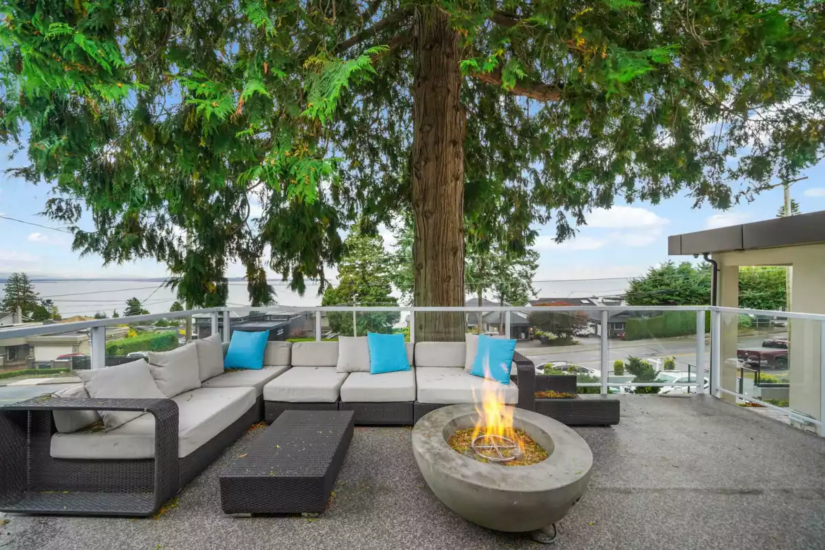 Primary Bathroom Photo of 13179 Marine Drive, Surrey, BC