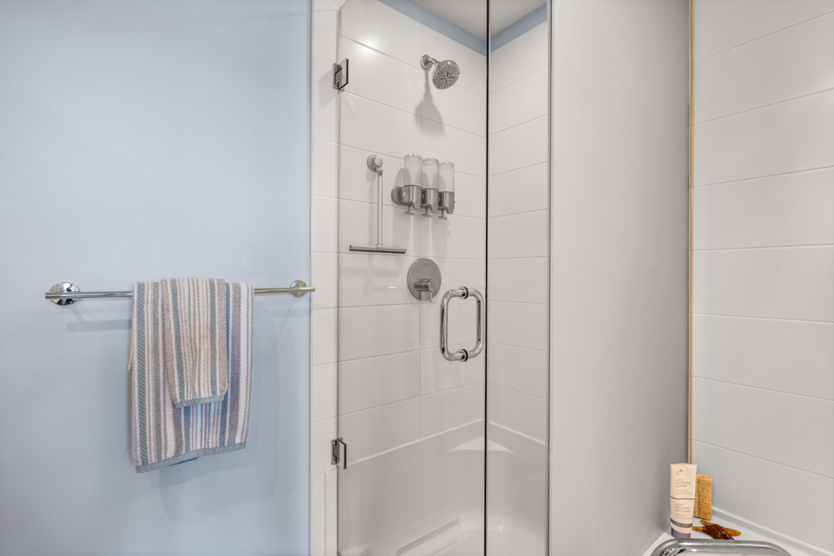 Front Yard Photo of PH2 1333 Winter Street, White Rock, BC