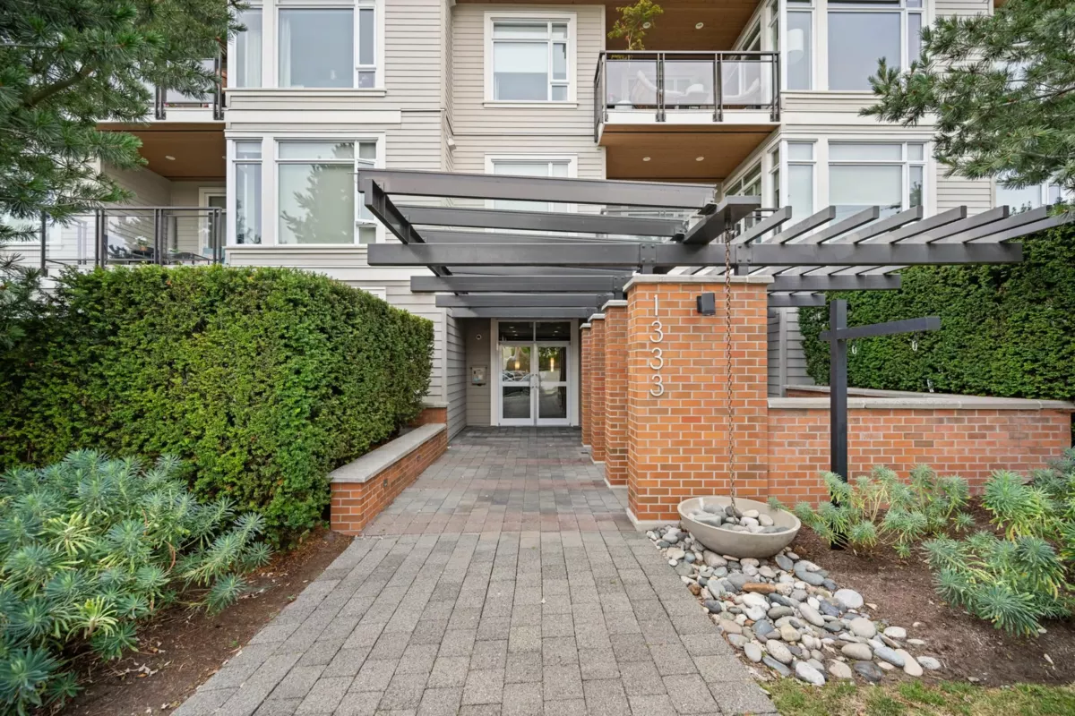Living Room Photo of PH2 1333 Winter Street, White Rock, BC