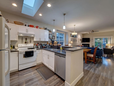 Breakfast Nook Photo of 763 Gerussi Lane, Gibsons, BC