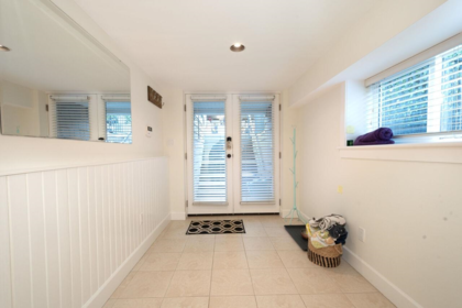 Hallway Photo of 1050 11th Street, West Vancouver, BC