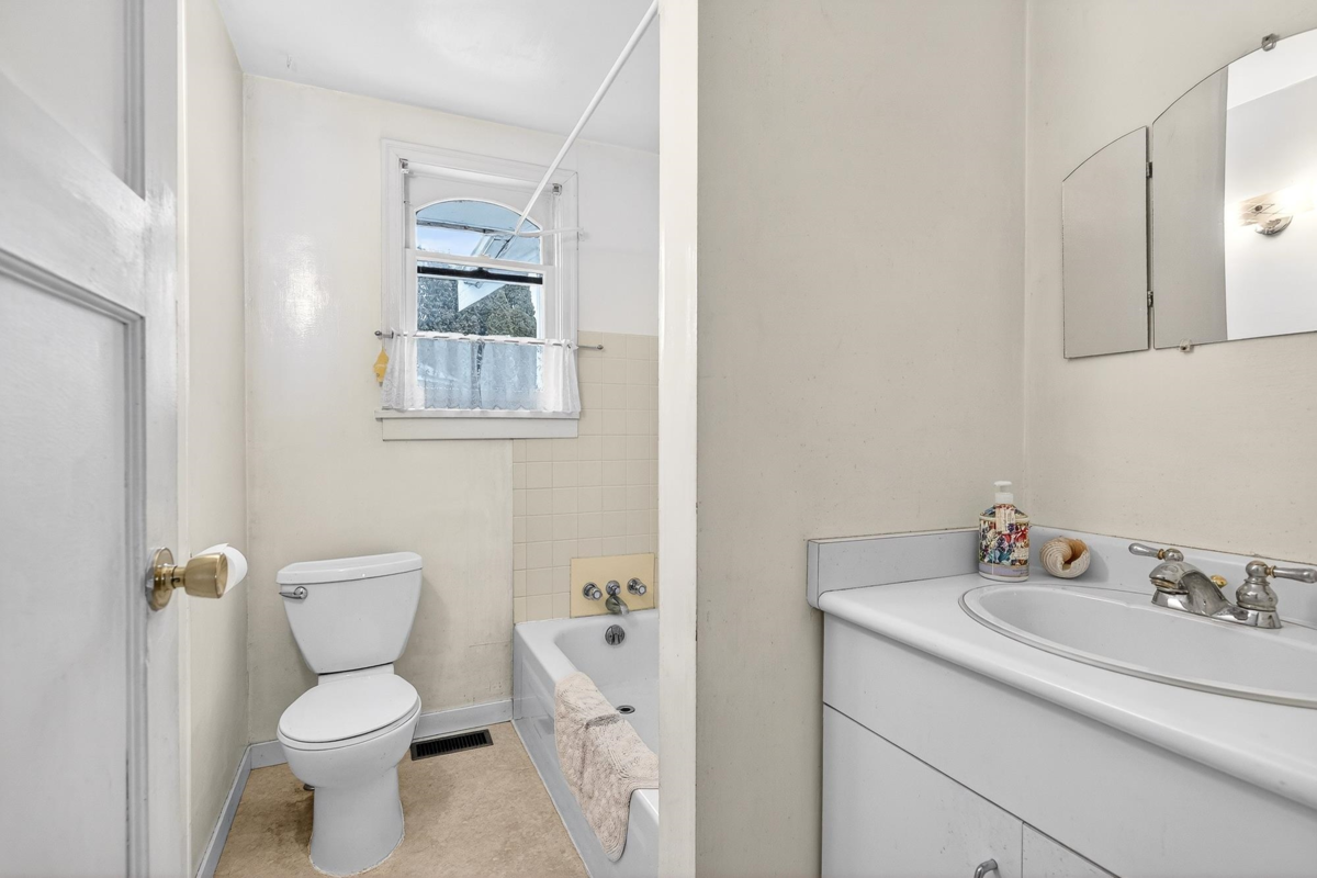 Backyard Photo of 18753 60 Avenue, Surrey, BC