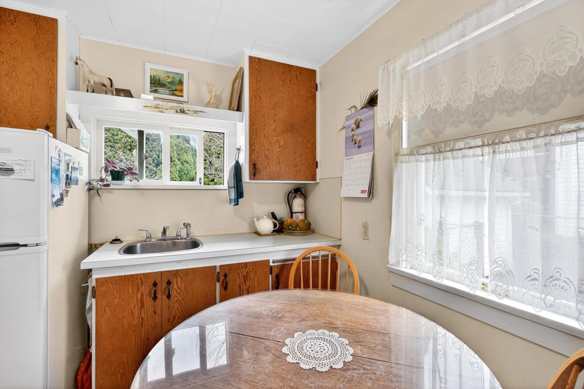 Entry Foyer Photo of 18753 60 Avenue, Surrey, BC