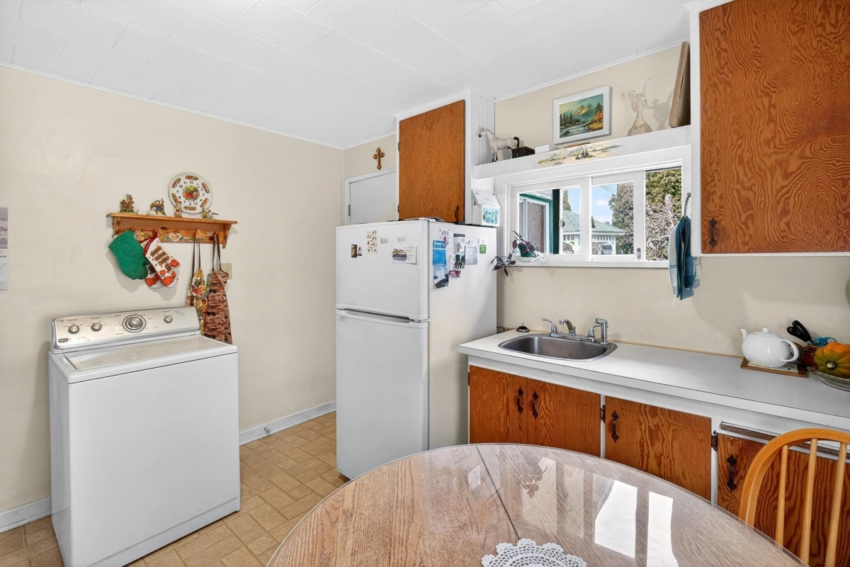 Hallway Photo of 18753 60 Avenue, Surrey, BC