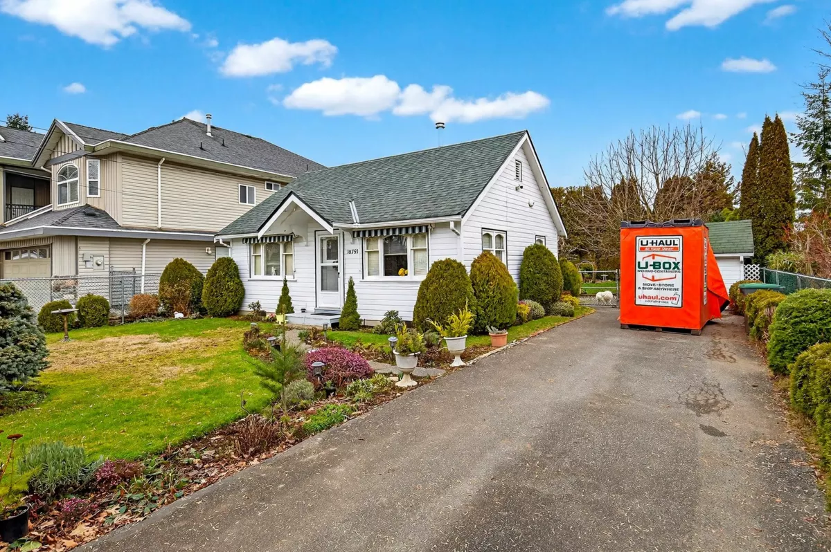 Kitchen Photo of 18753 60 Avenue, Surrey, BC