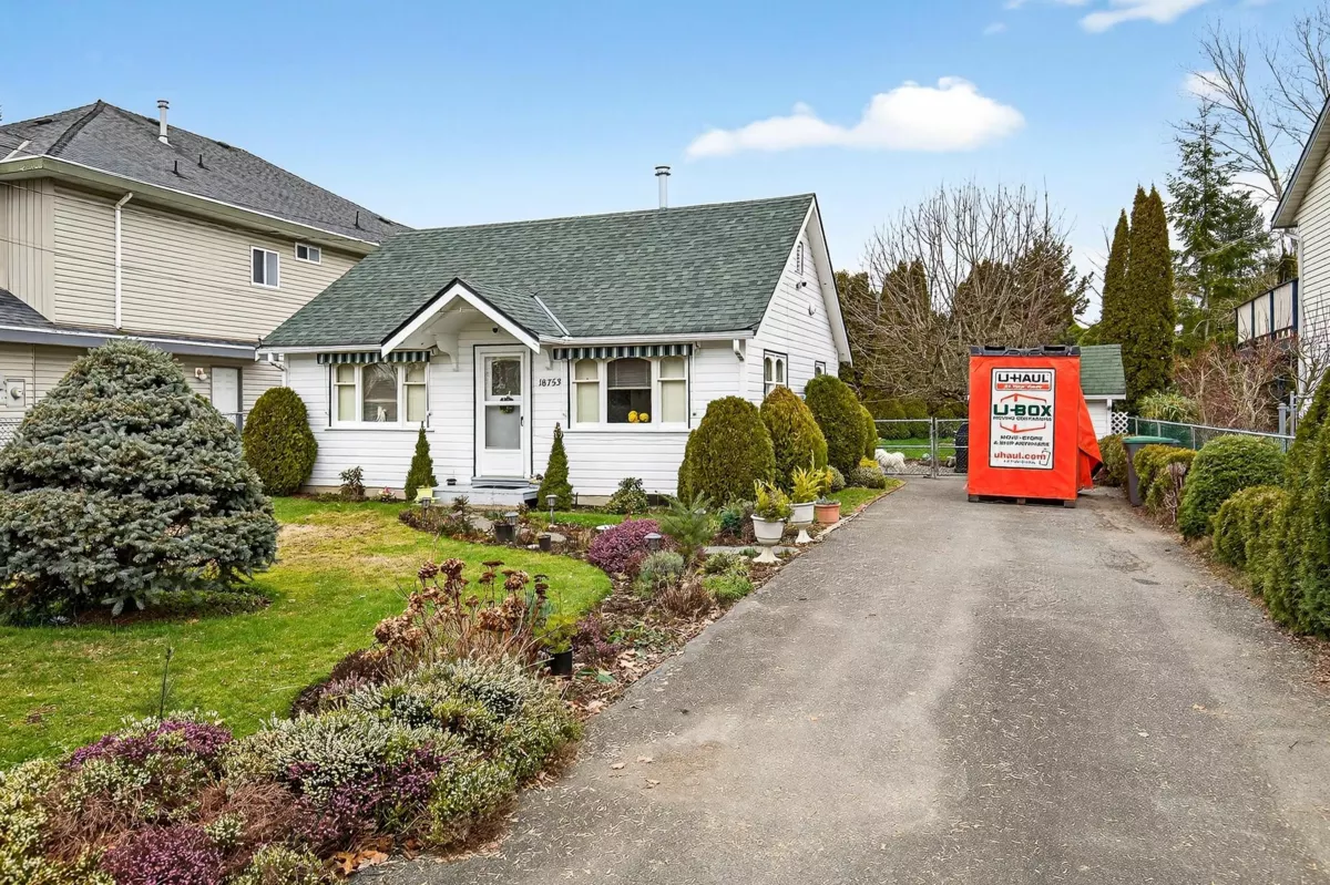 Living Room Photo of 18753 60 Avenue, Surrey, BC