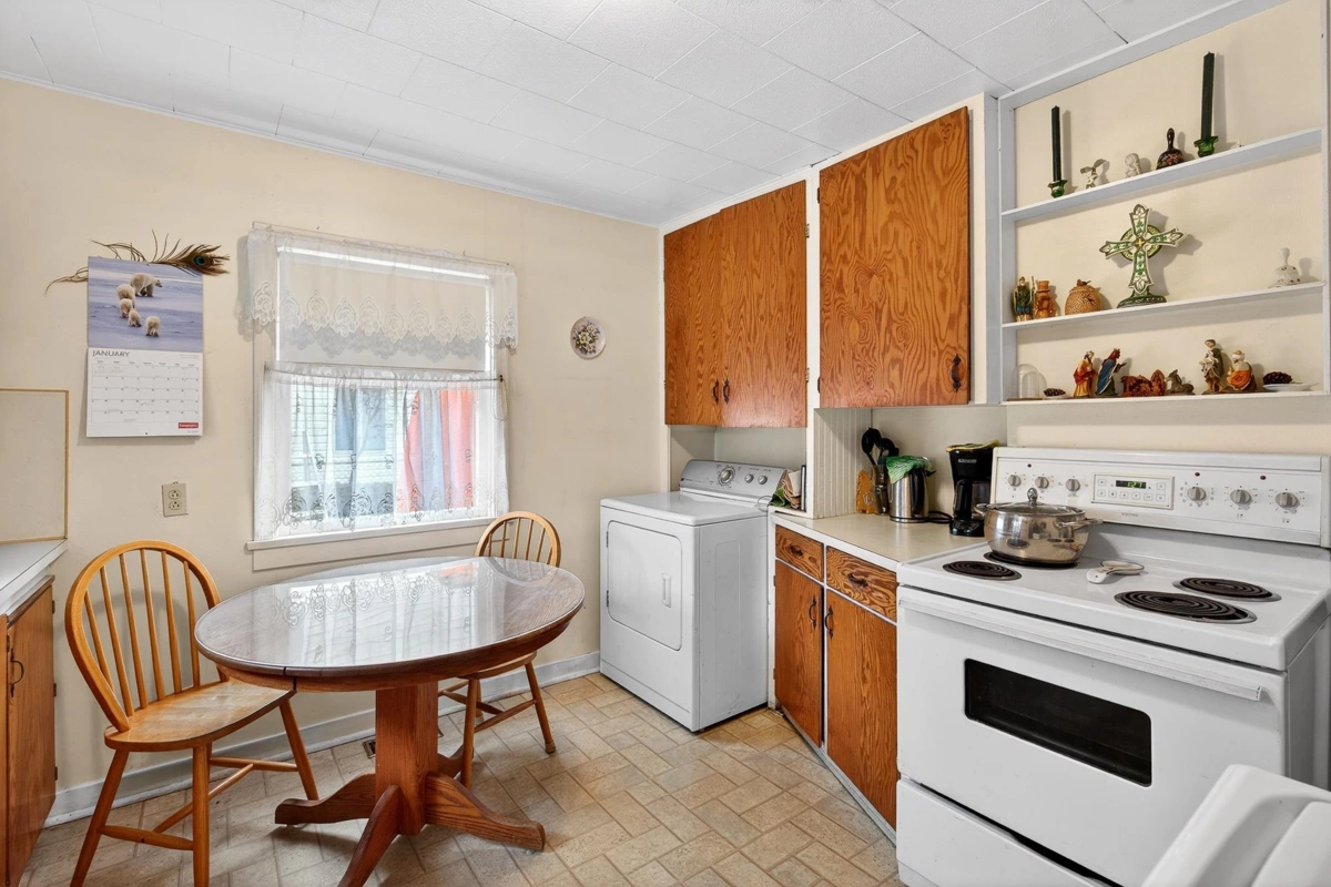 Mudroom Photo of 18753 60 Avenue, Surrey, BC