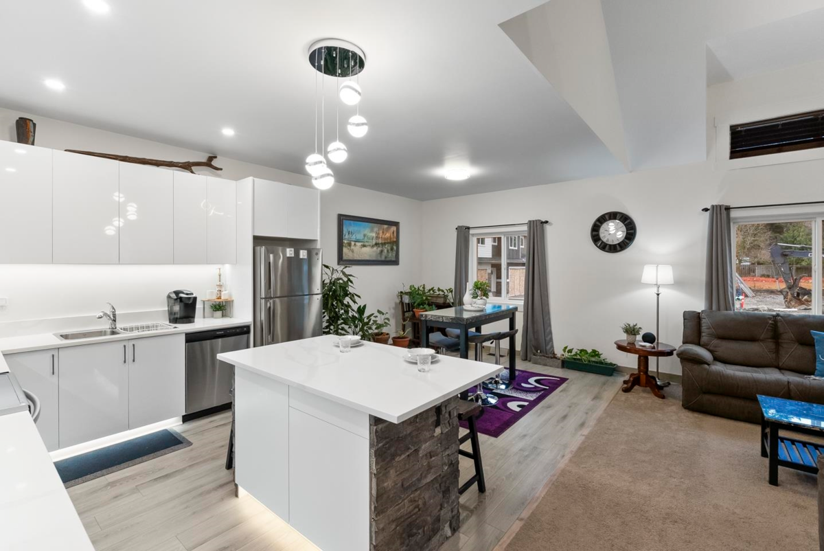 Breakfast Nook Photo of 3 548 Park Street, Hope, BC