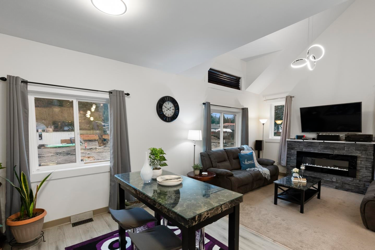 Family Room Photo of 3 548 Park Street, Hope, BC
