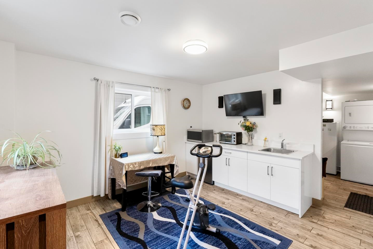Garage Interior Photo of 3 548 Park Street, Hope, BC