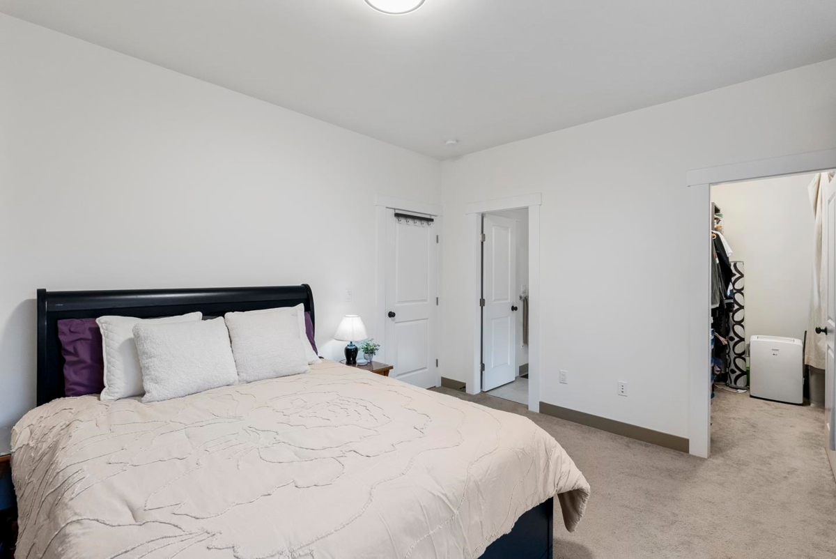 Guest Bathroom Photo of 3 548 Park Street, Hope, BC