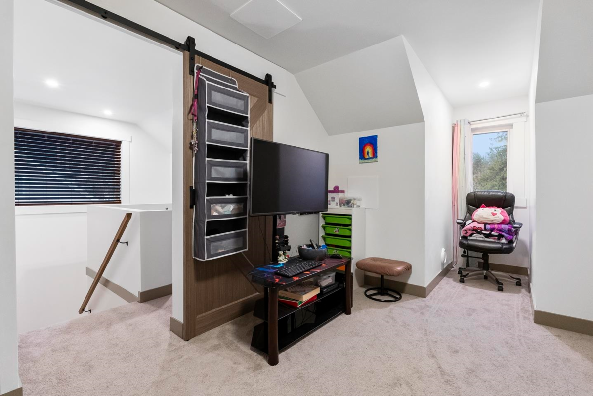 Hallway Photo of 3 548 Park Street, Hope, BC