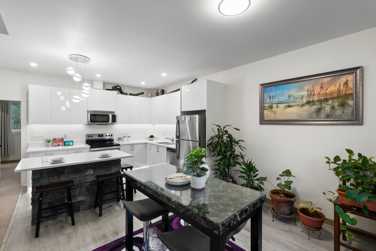 Kitchen Island Photo of 3 548 Park Street, Hope, BC