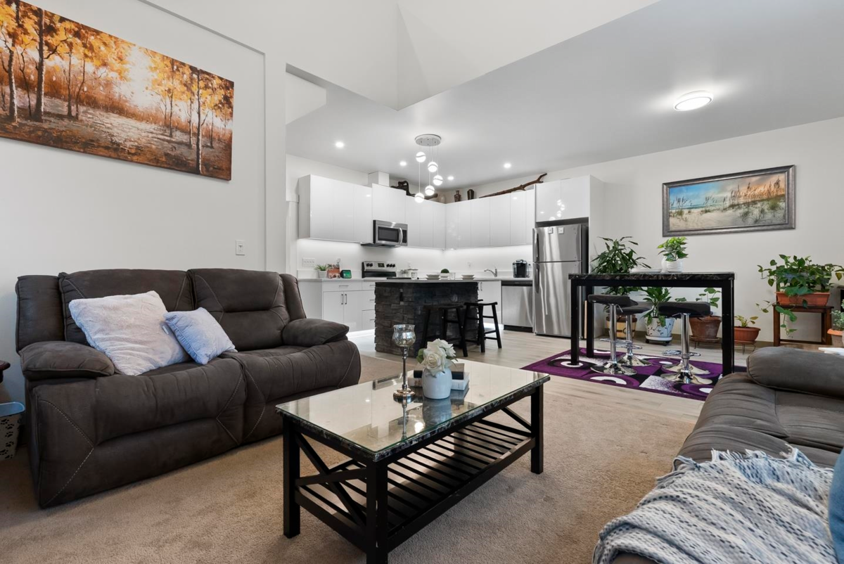 Kitchen Photo of 3 548 Park Street, Hope, BC