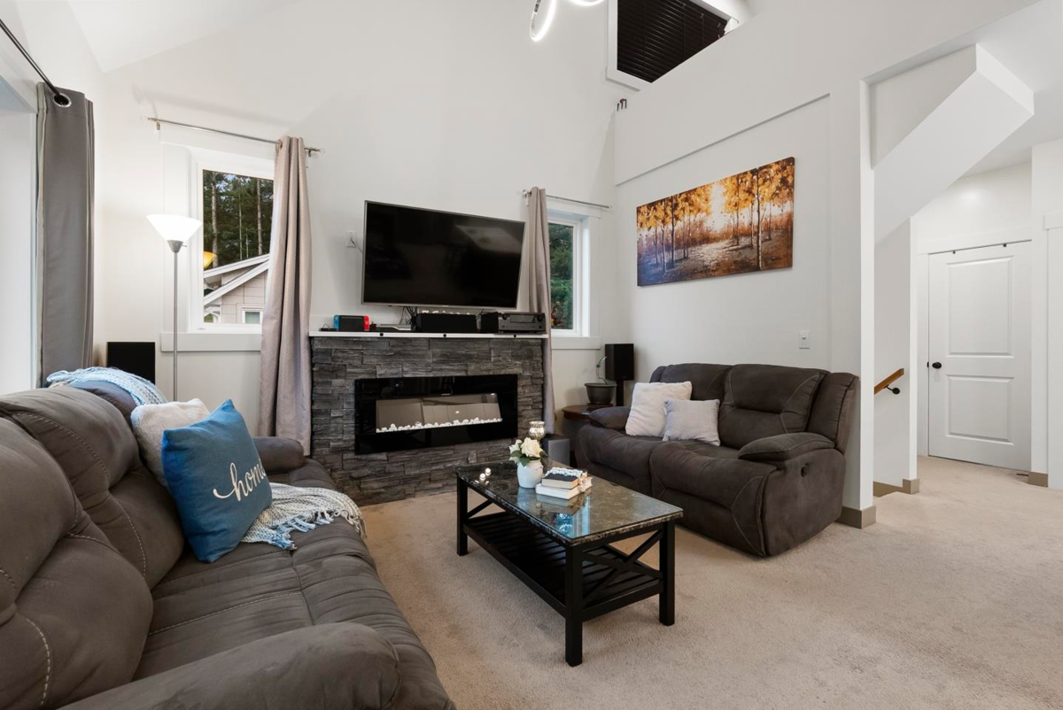 Living Room Photo of 3 548 Park Street, Hope, BC