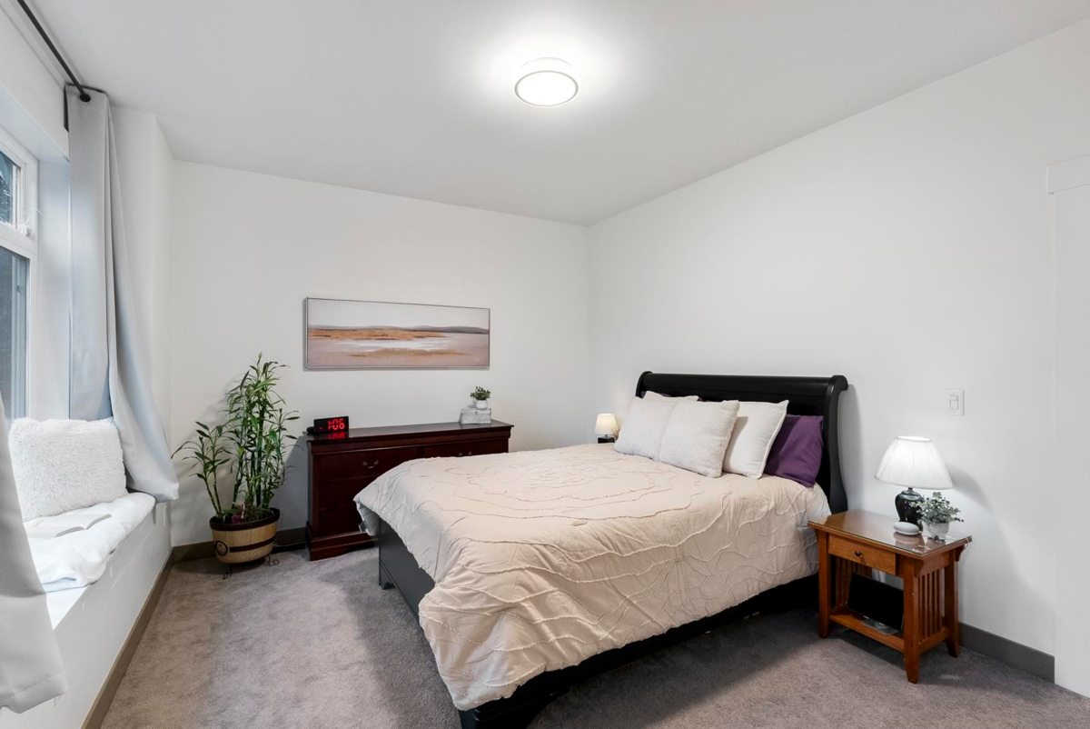 Powder Room Photo of 3 548 Park Street, Hope, BC