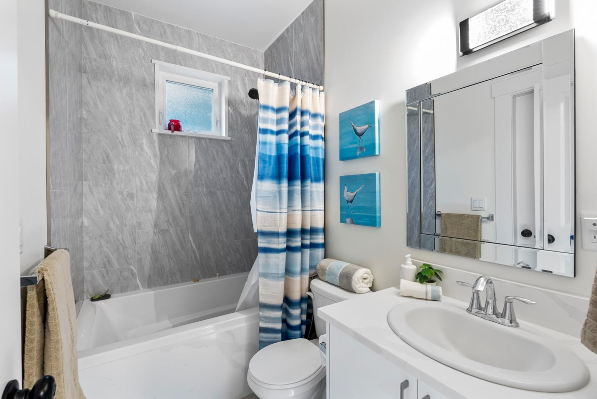 Walk-In Closet Photo of 3 548 Park Street, Hope, BC