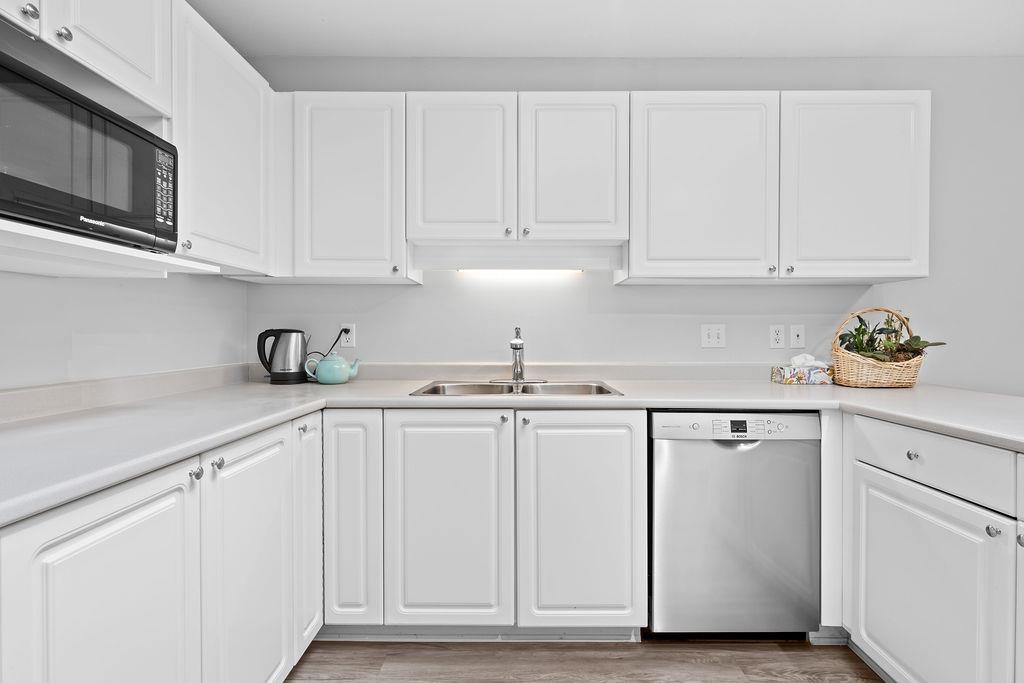 Kitchen Island Photo of 169 16080 82 Avenue, Surrey, BC