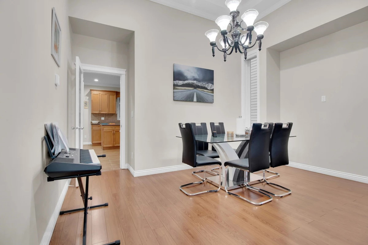 Kitchen Island Photo of 7690 146a Street, Surrey, BC