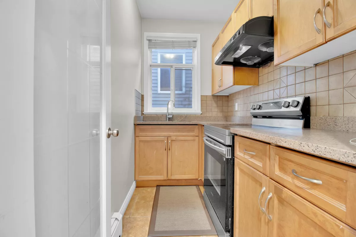 Walk-In Closet Photo of 7690 146a Street, Surrey, BC